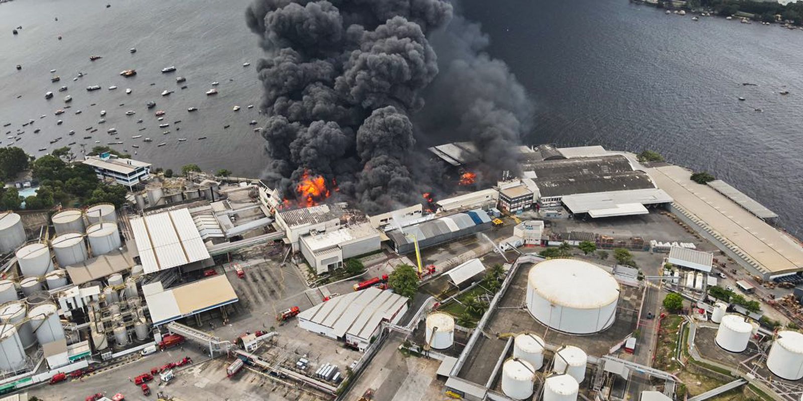 Após incêndio em fábrica, há risco de vazar óleo na Baía de Guanabara