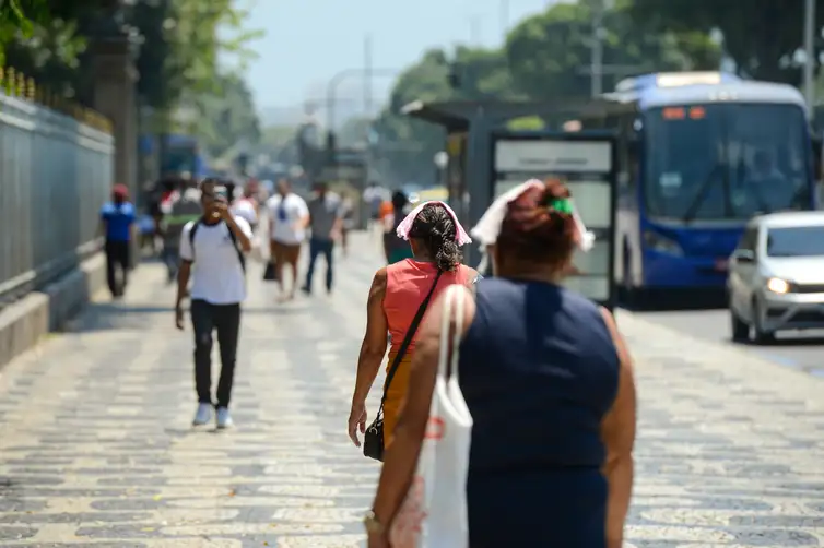 Tomaz Silva/Agência Brasil Rio de Janeiro (RJ), 14/11/2023 – População enfrenta forte onda de calor no Rio de Janeiro. Foto: Tomaz Silva/Agência Brasil