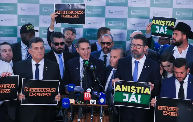 Lula Marques/Agência Brasil Brasília (DF), 19/02/2025 - Deputados e senadores da oposição durante declaração a imprensa. Foto: Lula Marques/Agência Brasil