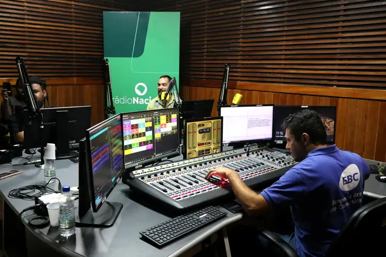 Tânia Rêgo/Agência Brasil Rio de Janeiro (RJ), 12/09/2023 - Novo estúdio da Rádio Nacional durante transmissão do programa Revista Rio, apresentado por Dylan Araújo. Foto:Tânia Rêgo/Agência Brasil
