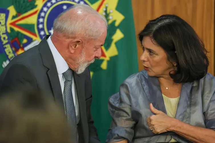 Jose Cruz/Agência Brasil Brasília (DF), 25/02/2025 - Presidente Luiz Inácio Lula da Silva (e) ao lado da ministra da saúde, Nísia Trindade (d), durante cerimônia de assinatura de parcerias para fortalecimento da produção e inovação de vacinas e biofármacos
Foto: Jose Cruz/Agência Brasil