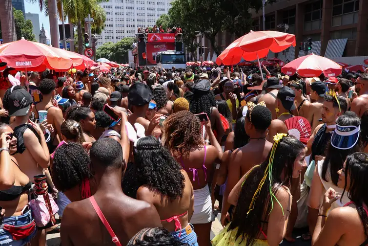 Tomaz Silva/Agência Brasil Rio de Janeiro (RJ), 22/02/2025 – Bloco da favorita anima o pré-carnaval no centro do Rio de Janeiro. Foto: Tomaz Silva/Agência Brasil
