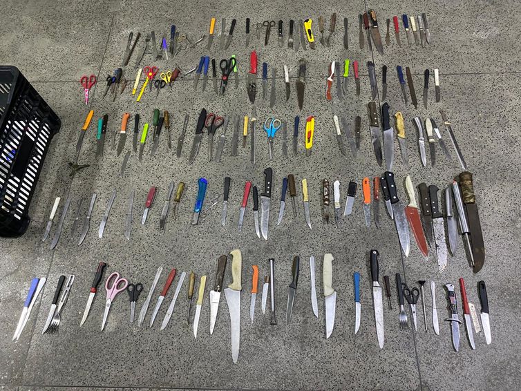 PM RJ/Divulgação A Polícia Militar informou que apreendeu mais 160 objetos perfurocortantes em diversos pontos de bloqueio e revista em Copacabana. Em uma imagem divulgada pela corporação, é possível ver itens como tesouras, estiletes e facas. Também foram conduzidas 33 pessoas para as delegacias do bairro, suspeitas de infrações criminais. Foto: PM RJ/Divulgação