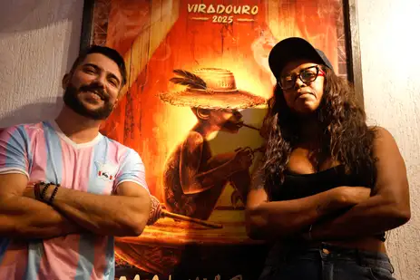 Tânia Rêgo/Agência Brasil Rio de Janeiro (RJ), 05/02/2025 - Tarcísio Zanon, carnavalesco e Alessandra Reis, diretora de Ateliê da Unidos do Viradouro, no barracão da escola, na Cidade do Samba, zona portuária. Foto: Tânia Rêgo/Agência Brasil