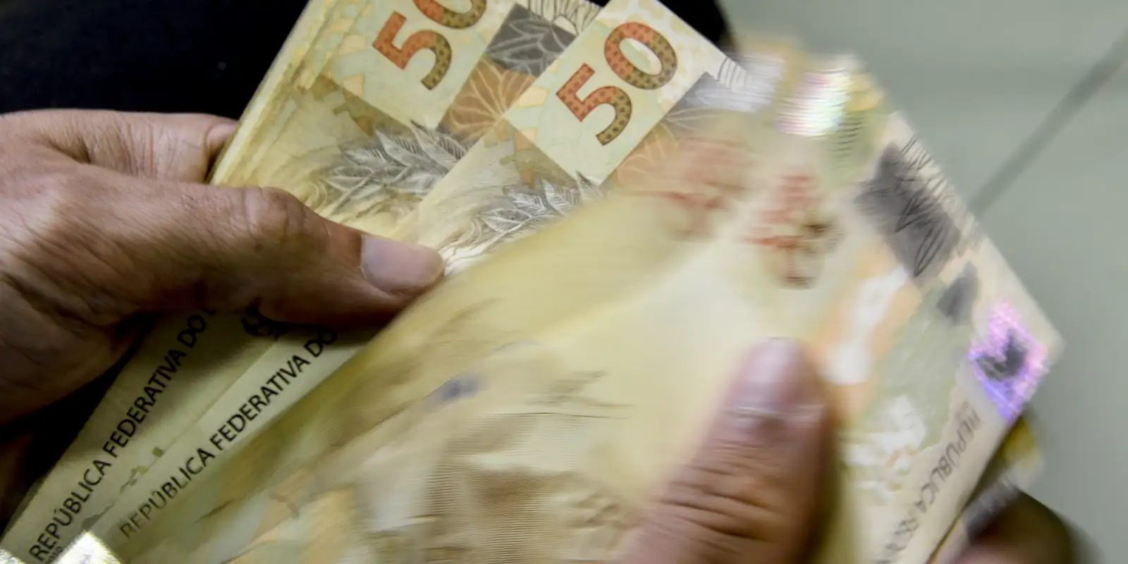 Famílias estão menos endividadas e mais cautelosas com seus gastos