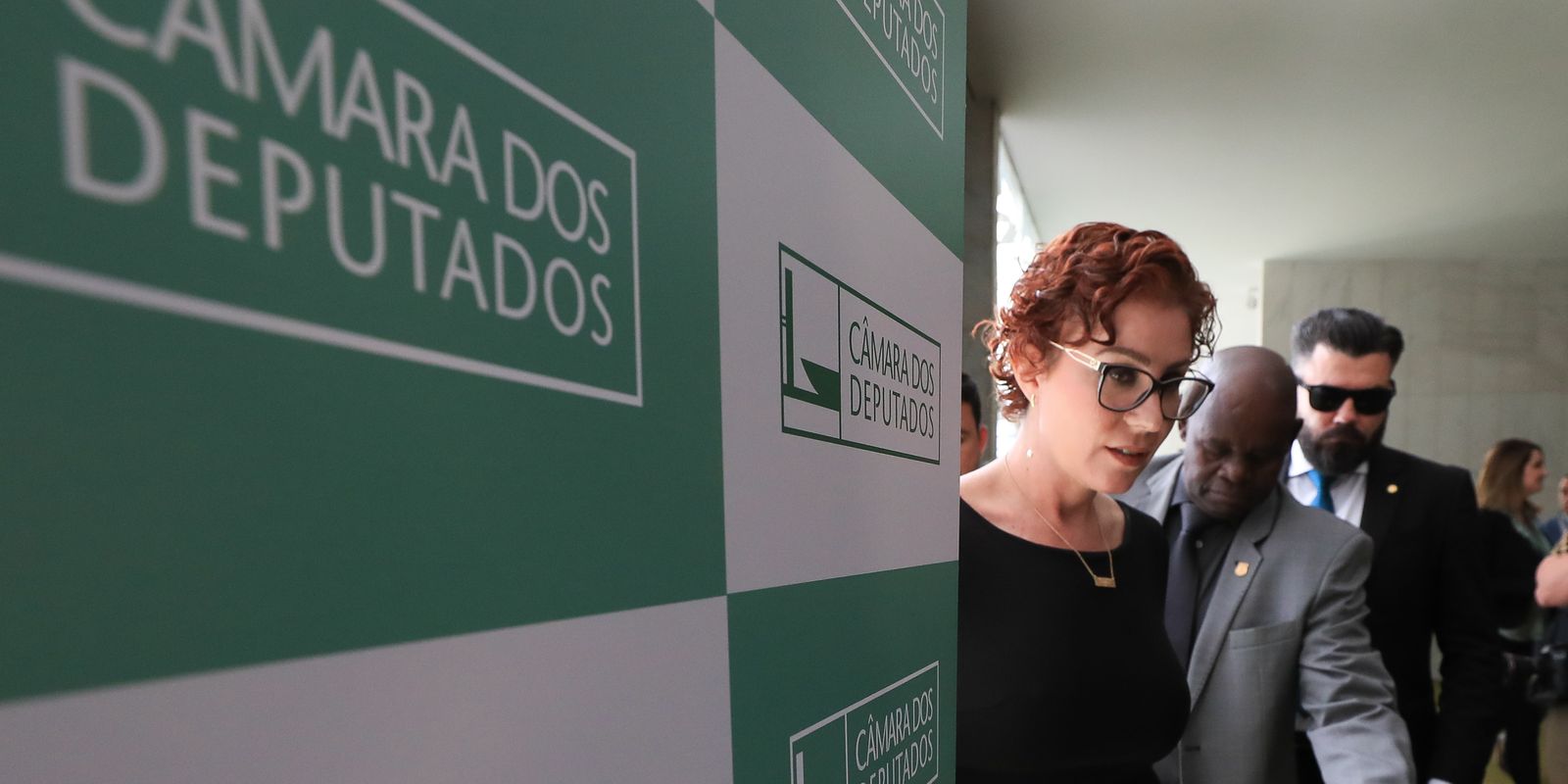 Após pedido de vista, STF suspende julgamento de Carla Zambelli