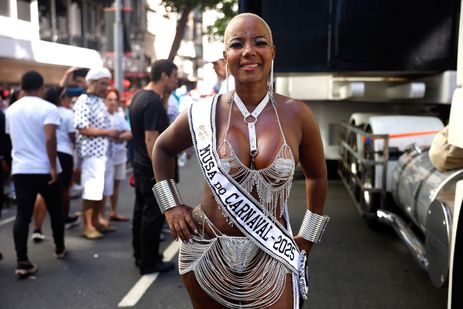 Tânia Rêgo/Agência Brasil Rio de Janeiro (RJ), 01/03/2025 - A musa do carnaval, Elaine BR, participa do 106º desfile do Cordão da Bola Preta, no centro da cidade. Foto: Tânia Rêgo/Agência Brasil