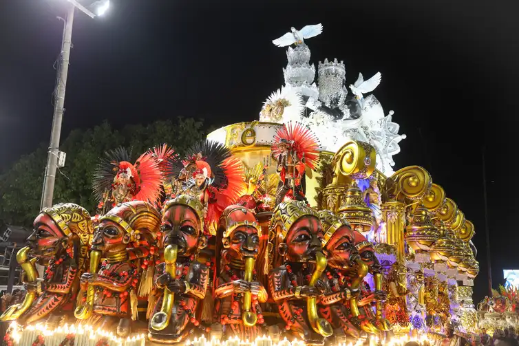 Tomaz Silva/Agência Brasil Rio de Janeiro (RJ), 03/03/2025 – Beija-Flor de Nilópolis desfila no segundo dia de carnaval do grupo Especial na Marquês de Sapucaí, na região central do Rio de Janeiro. Foto: Tomaz Silva/Agência Brasil