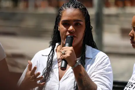 Tomaz Silva/Agência Brasil Rio de Janeiro (RJ), 14/03/2025 – A filha de Marielle Franco, Luyara Santos fala durante ato em memória de Marielle Franco e Anderson Gomes, na Praça Mário Lago, no centro do Rio de Janeiro. Foto: Tomaz Silva/Agência Brasil