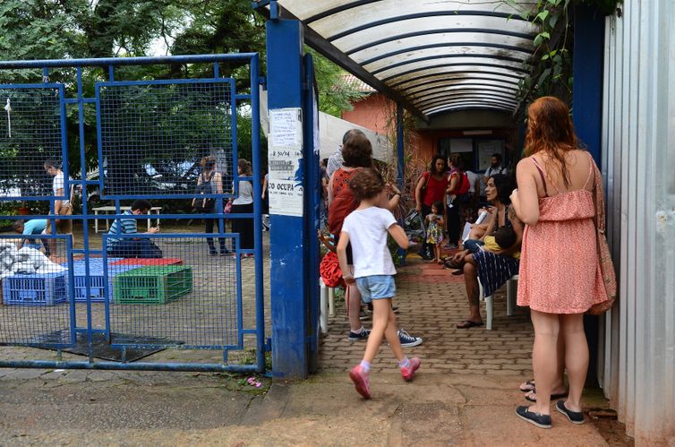 Rovena Rosa/Agência Brasil São Paulo - Alunos, funcionários e pais fazem ato contra o fechamento da Creche Oeste da Universidade de São Paulo (USP) (Rovena Rosa/Agência Brasil)