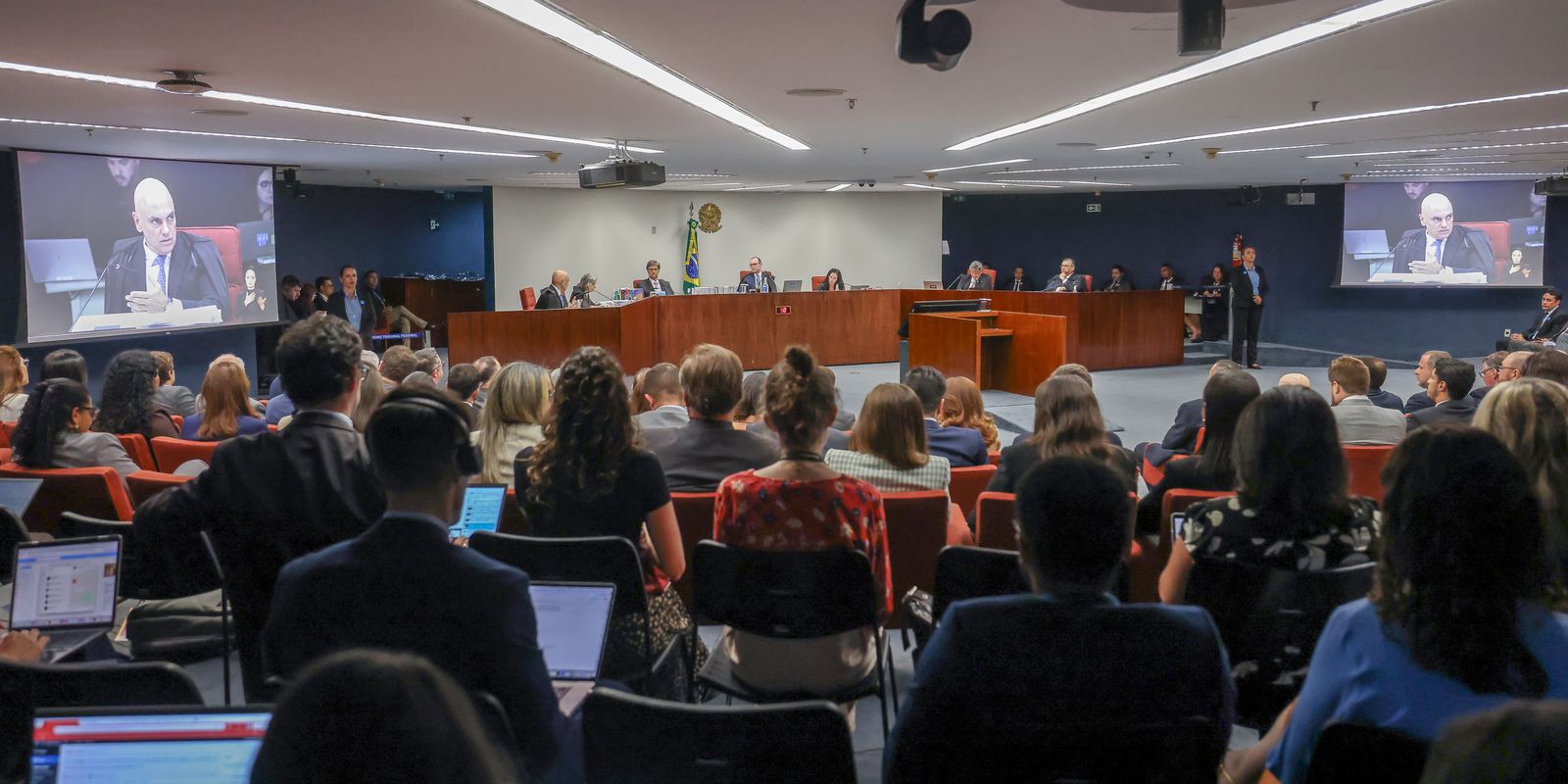 STF encerra primeiro dia do julgamento de Bolsonaro e aliados