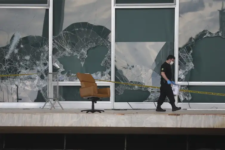 Valter Campanato/Agência Brasil Palácio do Supremo Tribunal Federal e destruído, após atos terroristas no ultimo domingo