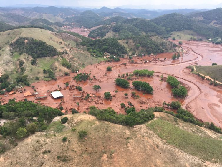 Corpo de Bombeiros/MG - Divulgação Mariana (MG) - barragem pertencente à mineradora Samarco se rompeu no distrito de Bento Rodrigues, zona rural a 23 quilômetros de Mariana, em Minas Gerais (Corpo de Bombeiros/MG - Divulgação)