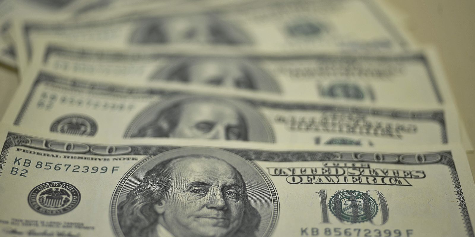 Dólar sobe para R$ 5,75 com tarifas de Trump e declarações de Haddad