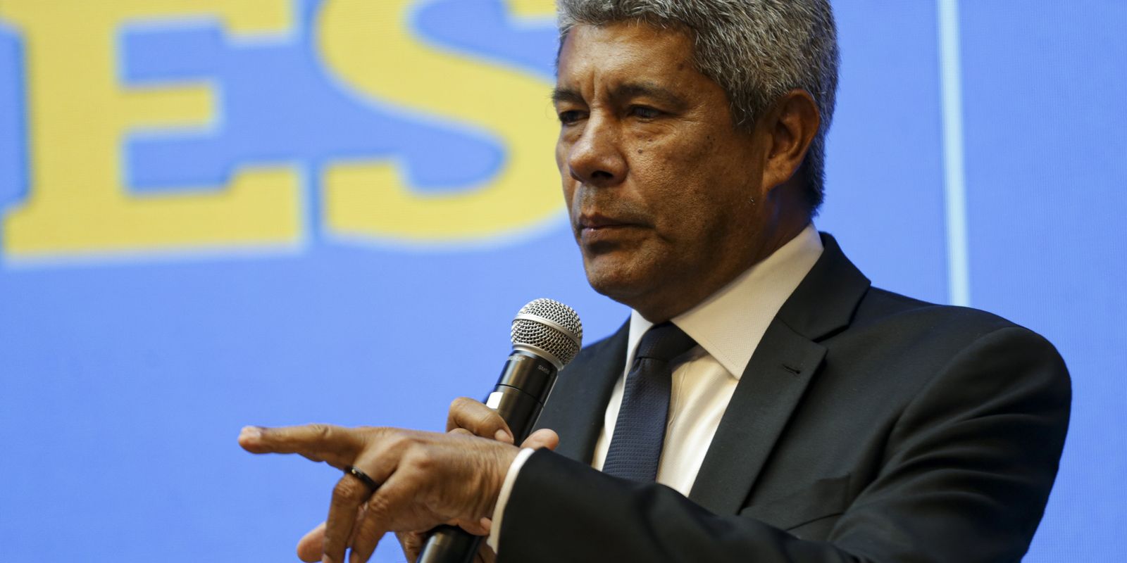 Governador da Bahia pede investigação sobre atuação da PM em chacina