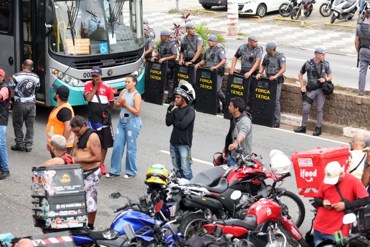 Paulo Pinto/Agência Brasil São Paulo (SP), 31/03/2025 - Entregadores de aplicativos de delivery em greve fazem manifestação na frente a sede do iFood em Osasco. Foto: Paulo Pinto/Agência Brasil