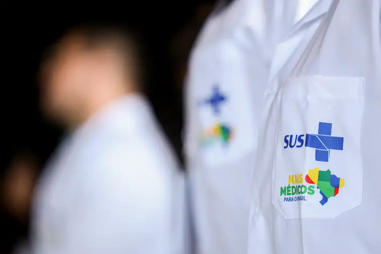 Marcelo Camargo/Agência Brasil Brasília (DF), 17/03/2025 - Detalhe do uniforma de um médico durante anúncio do ministro da Saúde Alexandre Padilha sobre a expansão do programa mais médicos com a oferta de novas vagas no primeiro edital de 2025.
Foto: Marcelo Camargo/Agência Brasil