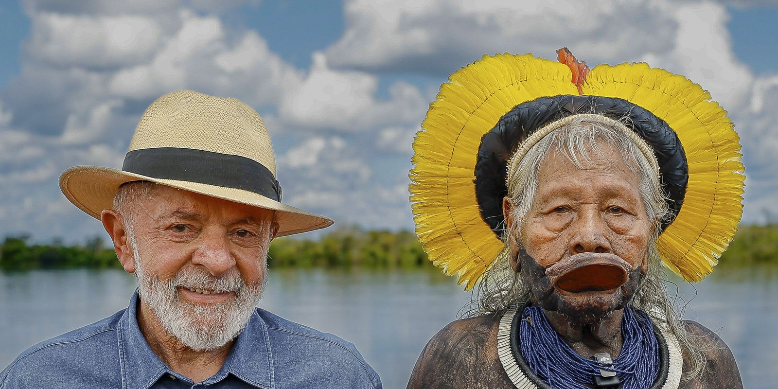 Raoni recebe medalha de Lula e alerta sobre exploração de petróleo