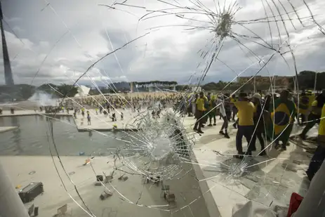 Joedson Alves/Agencia Brasil Brasilia (DF) 08/01/2023 - Golpistas invadem prédios públicos na praça dos Três Poderes. Vandalos na rampa de acesso do Palácio do Planalto.