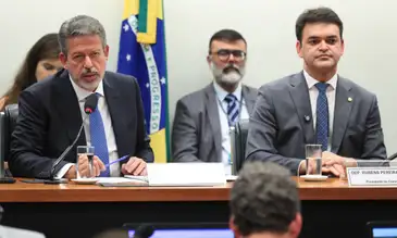Lula Marques/Agência Brasil Brasília (DF), 06/05/2025 - A comissão especial que vai debater a isenção de Imposto de Renda para quem ganha até R$ 5 mil (PL 1.087/25) foi instalada. Deputado Rubens Pereira Júnior (PT-MA) o presidente do colegiado e o deputado Arthur Lira (PP-AL), o relator.
Foto: Lula Marques/Agência Brasil