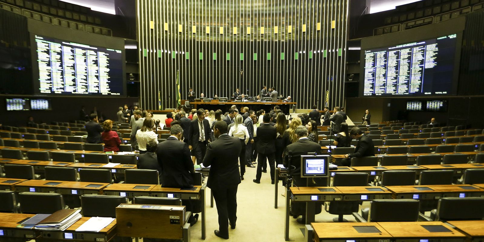 Projeto que aumenta número de deputados para 531 tem urgência aprovada