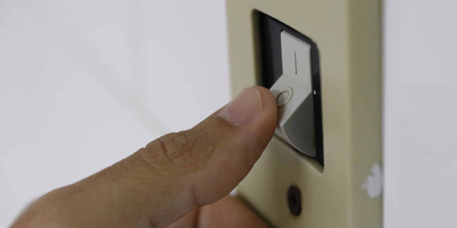 Conta de luz terá bandeira vermelha em junho, anuncia Aneel