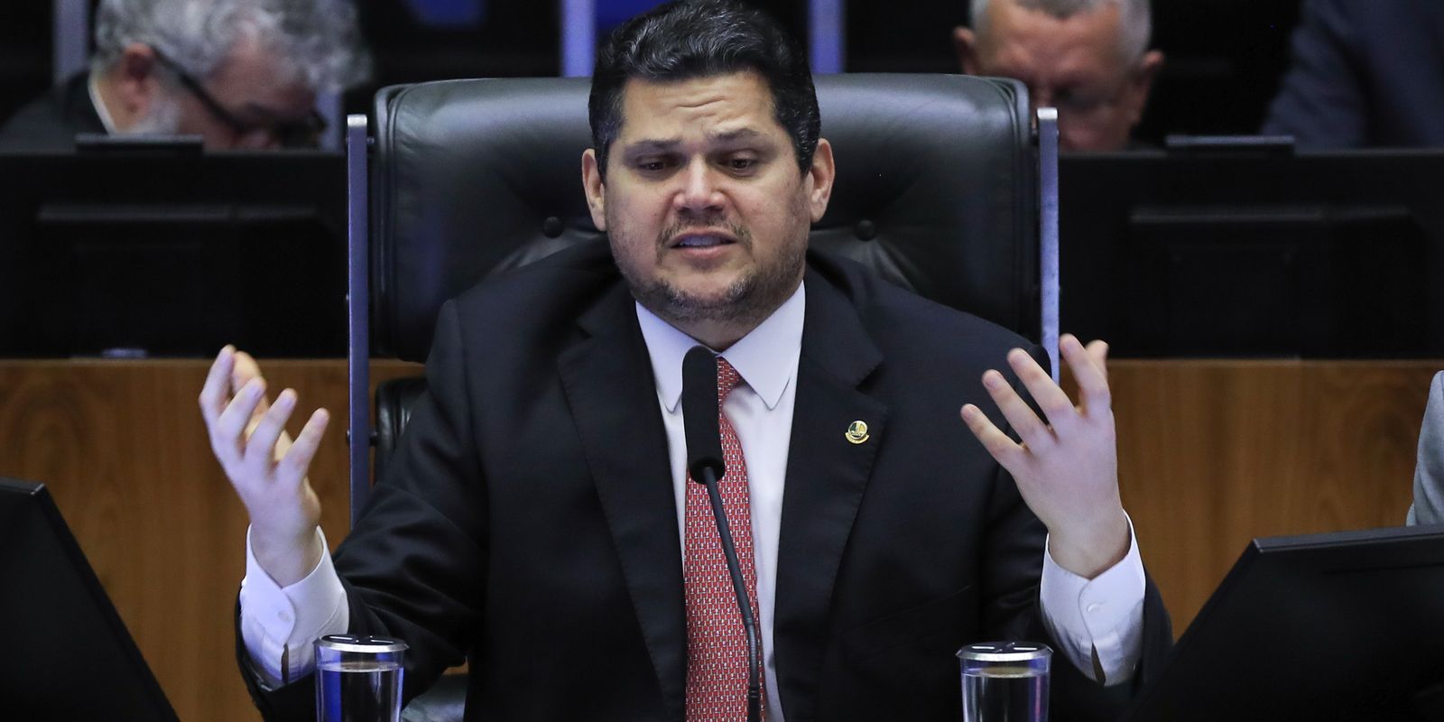 Alcolumbre lê requerimento que cria CPMI sobre fraudes no INSS