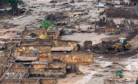 Antonio Cruz/ Agência Brasil Agência Brasil 30 Anos - Área afetada pelo rompimento de barragem no distrito de Bento Rodrigues, zona rural de Mariana, em Minas Gerais