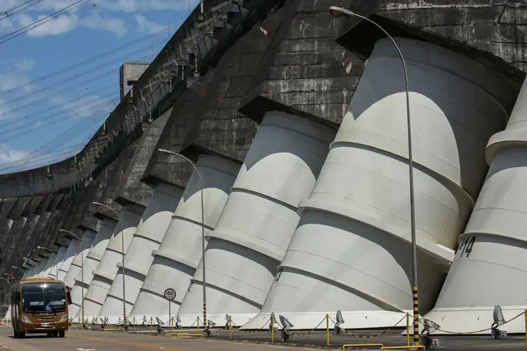 Joédson Alves/Agência Brasil Foz do Iguaçu (PR), 02/01/2025 – Vista dos condutores da hidrelétrica de Itaipu Binacional, a hidrelétrica foi criada em 26 de abril de 1973 e regida em igualdade entre Brasil e Paraguai.
A usina está localizada no Rio Paraná, no trecho de fronteira entre o Brasil e o Paraguai, 14 km ao Norte da Ponte da Amizade, nos municípios de Foz do Iguaçu, no Brasil, e Hernandarias, no Paraguai.
Foto: Joédson Alves/Agência Brasil