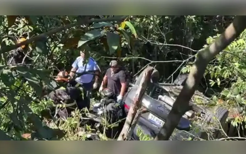 Motorista bate em poste, cai em ribanceira e morre na Av. do Turismo