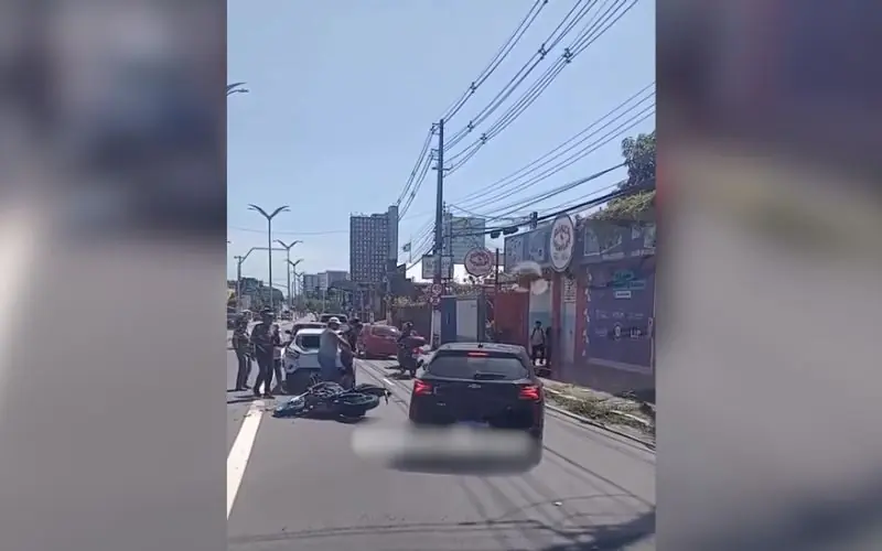Colisão entre moto e carro deixa homem ferido na Av. Constantino Nery