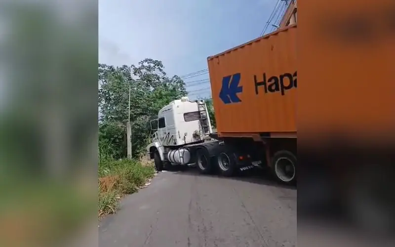 Carreta com contêiner trava em ladeira e interdita rua na zona norte de Manaus