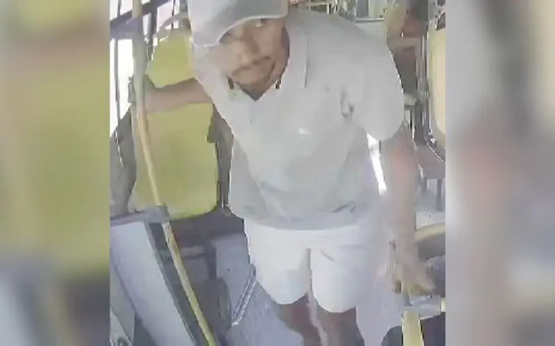 Bandido assalta dois ônibus em Manaus e é procurado pela Polícia Civil