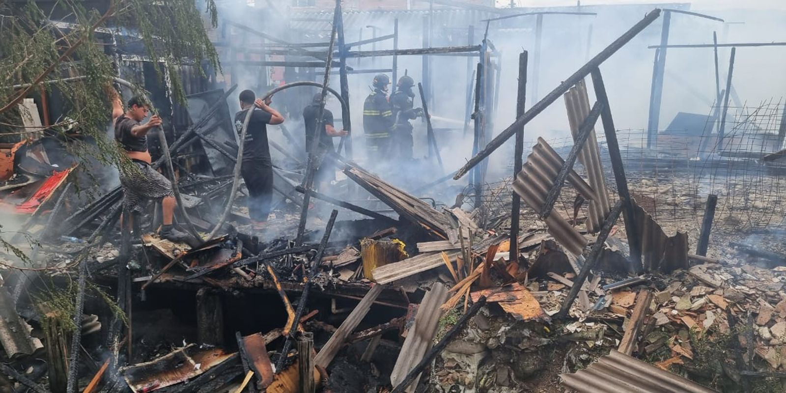 Mais de 15 moradias são atingidas por incêndio em Cubatão