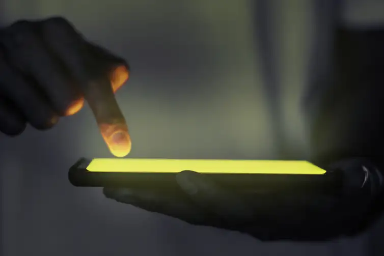 rawpixel.com / Chanikarn Thongsu Fraude, golpe, cibercrime, telefone celular- Idec aponta fragilidades na segurança de aplicativos de bancos. Foto: rawpixel.com / Chanikarn Thongsupa
