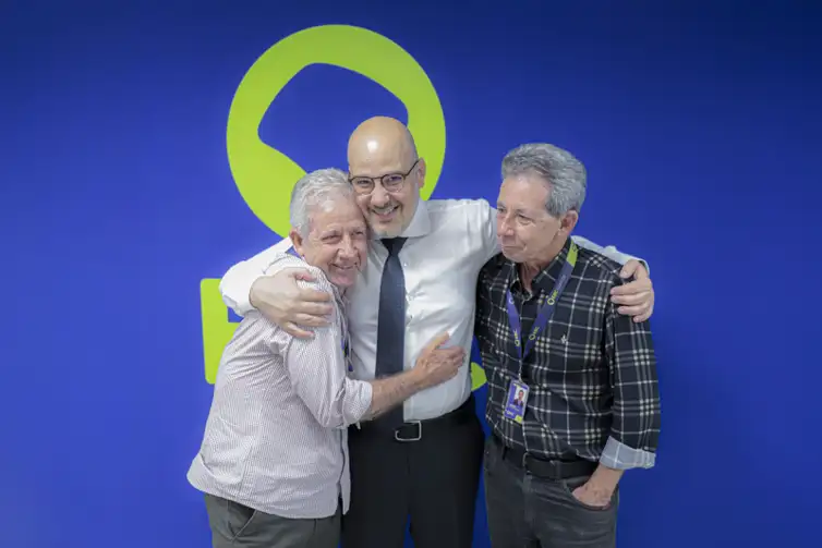 Joédson Alves/Agência Brasil Brasília (DF), 14/10/2025 - O presidente da EBC, André Basbaum com os irmãos fotógrafos Antonio Cruz e José Cruz. Foto: Joédson Alves/Agência Brasil