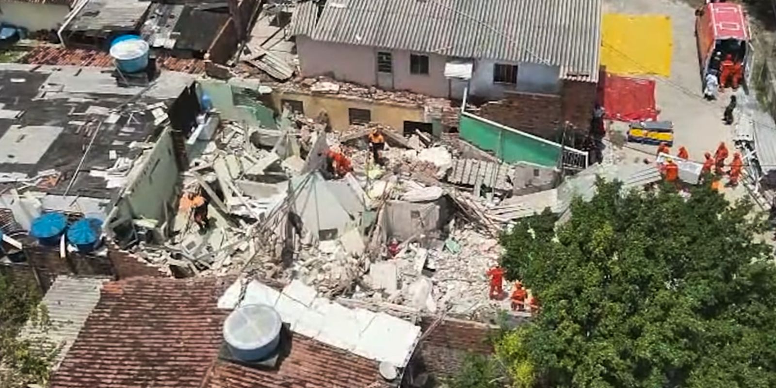 Desabamento em Olinda deixa dois mortos e feridos