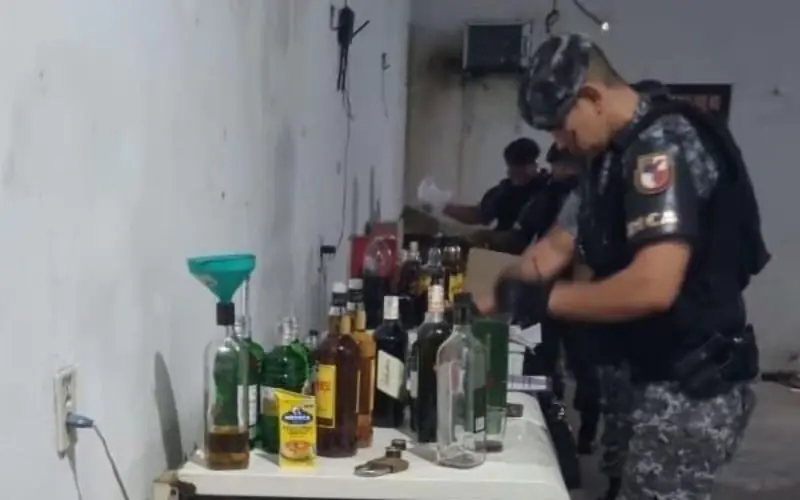 PM fecha laboratório de falsificação de bebidas e apreende quase 100 garrafas em Manaus