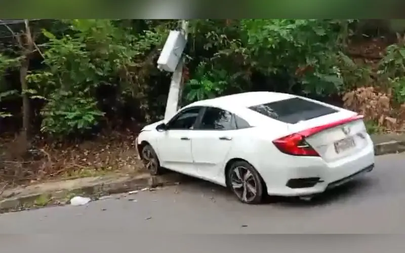 Acidente na Av. Nilton Lins deixa casal ferido após colisão com poste