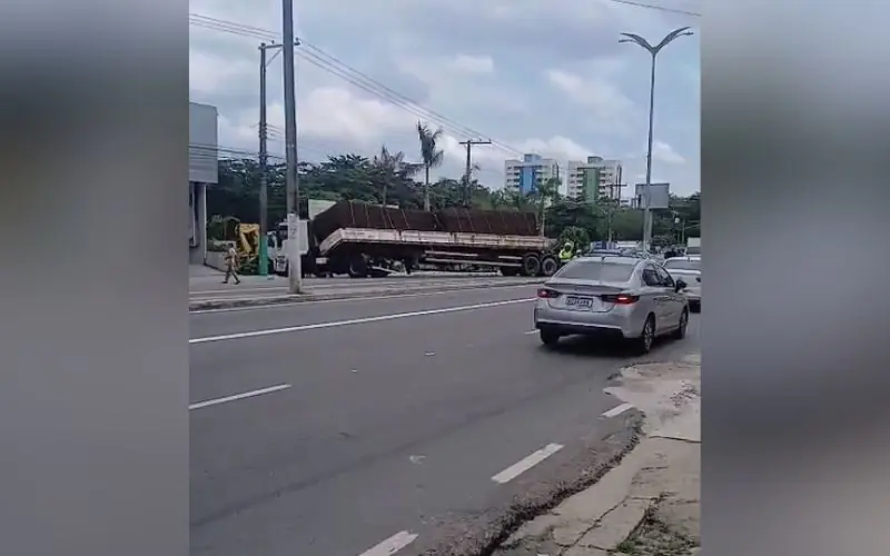 Carreta tomba e interdita Av. Constantino Nery