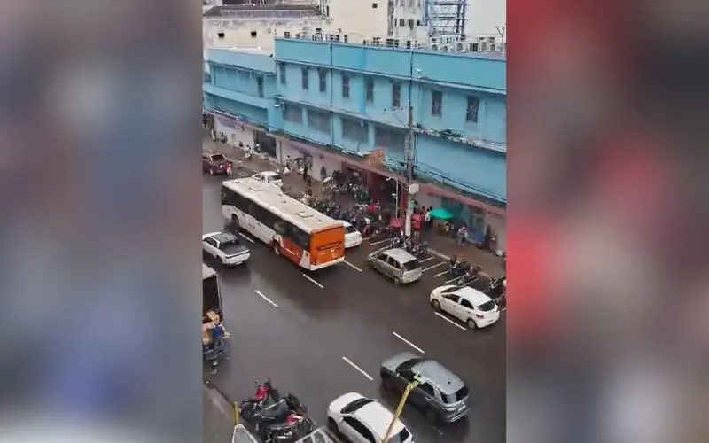 Populares assistem a ataque violento em plena via pública no Centro de Manaus