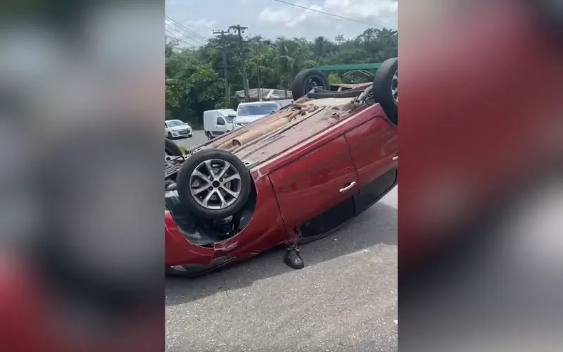 Carro capota em Manaus após roda de picape se desprender e atingir veículo
