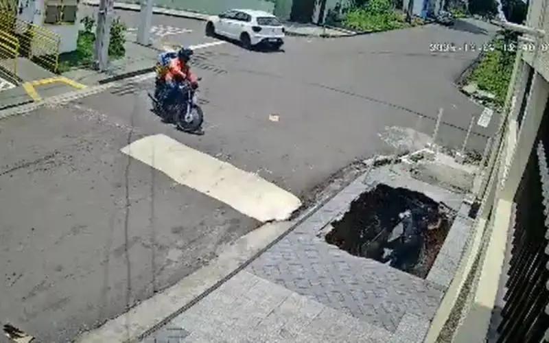 Estudante cai em buraco que se abriu na calçada em Manaus