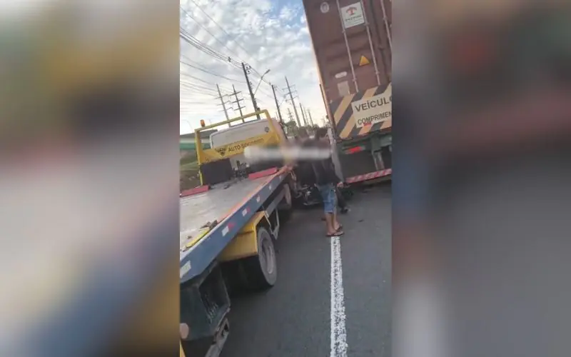 Motociclista tenta ultrapassagem e colide com caminhão na avenida das Torres