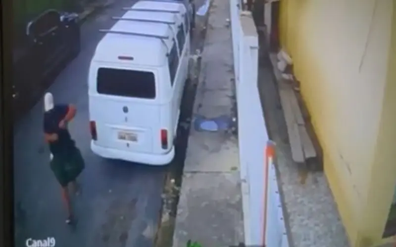 Ladrão arromba carro e rouba pertences no Santa Etelvina