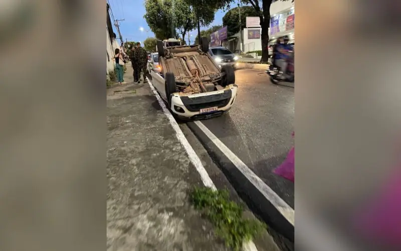 Capotamento deixa trânsito lento na Av. Jacira Reis