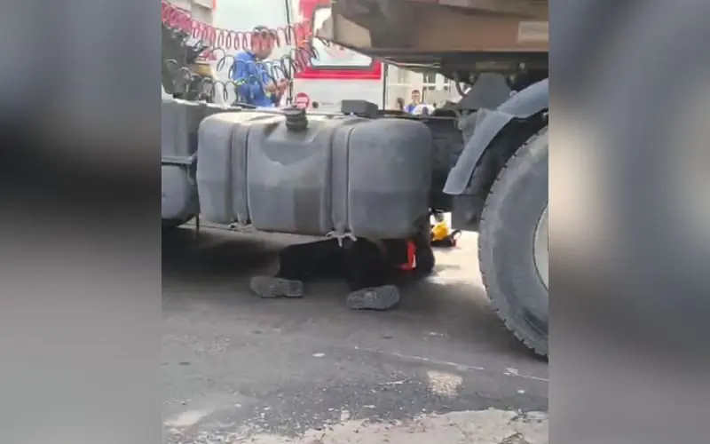 Motociclista tenta ultrapassagem e quase é esmagado em Manaus