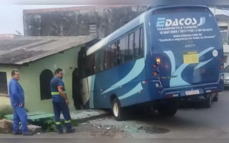 Micro-ônibus invade casa no bairro Alvorada 2