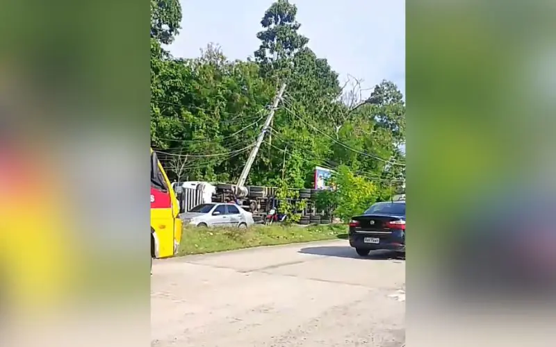 Carreta tomba e complica trânsito no Distrito Industrial