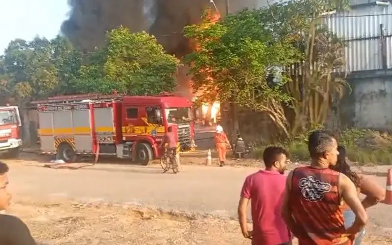Incêndio destrói oficina e galpões no bairro Tarumã